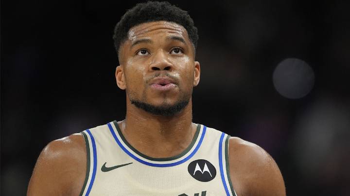 Giannis Antetokounmpo discussing future with Bucks amid trade rumors: Report