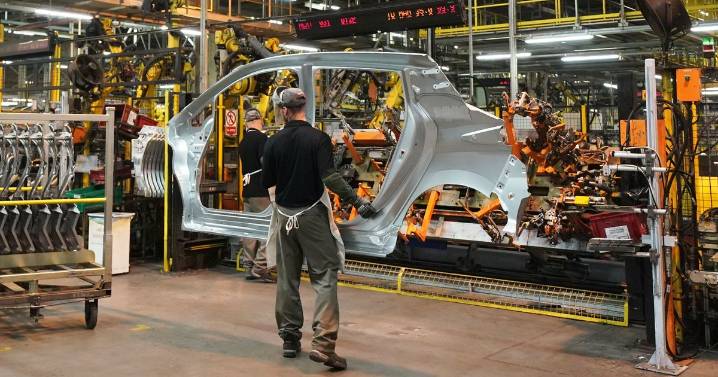 UK manufacturing activity expands for first time in more than a year