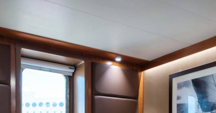 El tráfico de pasajeros con Canarias no logra compensar el freno de los flujos de cruceristas