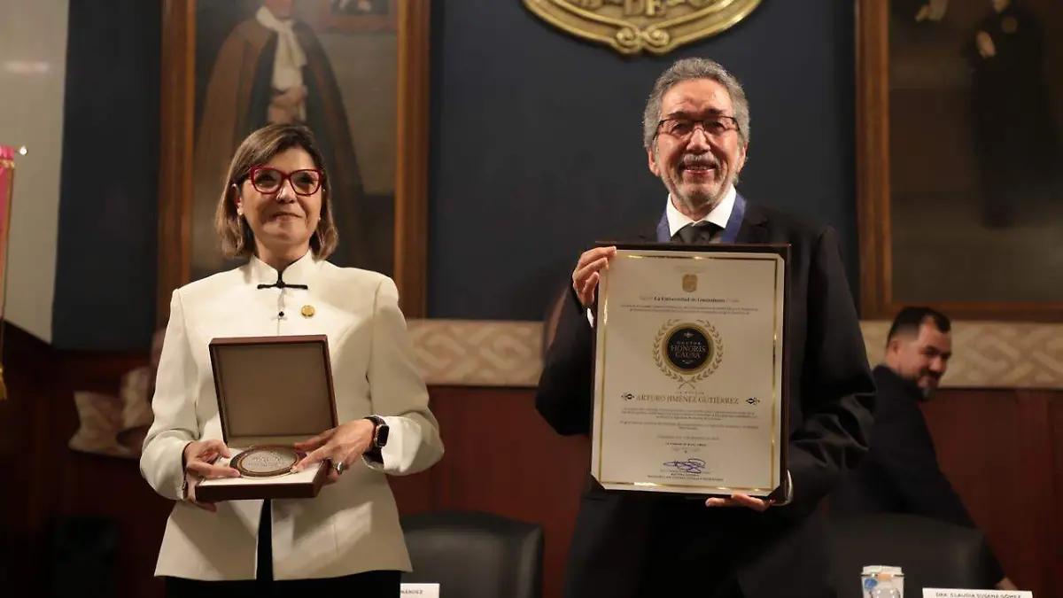 UG honra a Arturo Jiménez y entrega Doctorado Honoris Causa por su legado científico