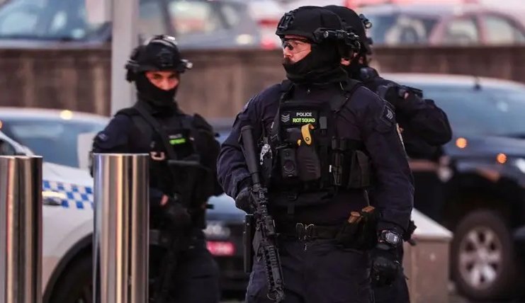 Al menos 12 muertos en un tiroteo dirigido contra un evento de la comunidad judía en una playa de Australia