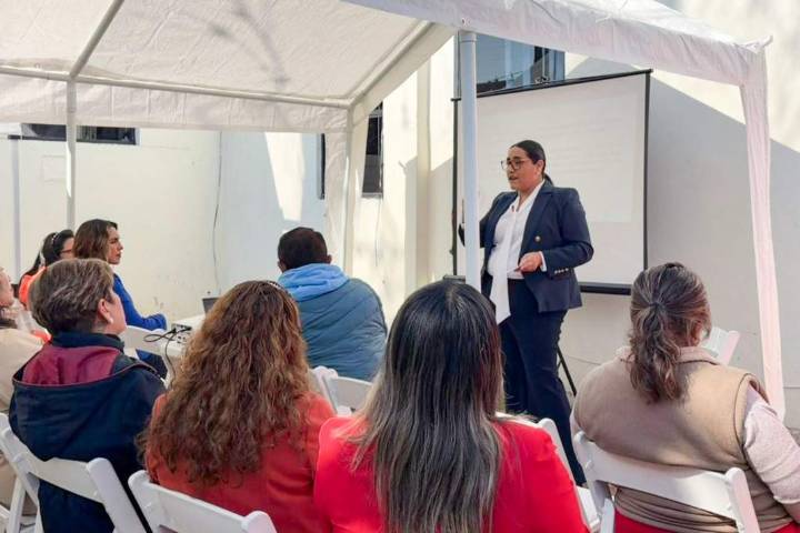 Capacitan a mujeres en Tlaxcala para romper barreras y alzar su voz en política