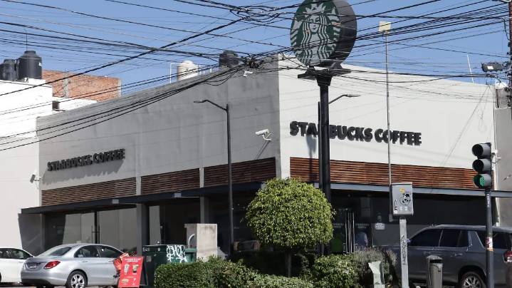 Poblanos madrugan para obtener vaso de oso de Starbucks; reventa llega a redes sociales