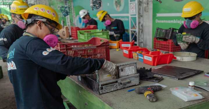 Navidad sostenible: 5 consejos para reciclar correctamente tus RAEE en esta temporada