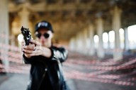 Acusan a profesor de abusar sexualmente de estudiante tras escalar una ventana