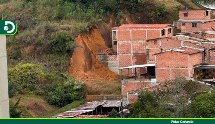 Emergencia en Rionegro: 17 personas evacuadas por deslizamiento de tierra en el sector Quebrada Arriba