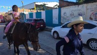 Pequeños charros de Cacalotán ofrecen paseos a caballo para costear indumentaria