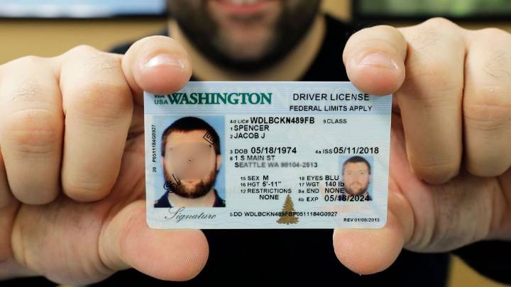 DOT amenaza con retener fondos federales a ocho estados por emitir licencias comericales a inmigrantes