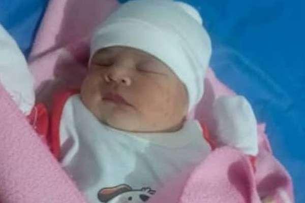 Hallan a una recién nacida abandonada en un campo de fútbol en Barinas