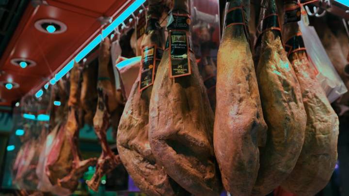 La cesta navideña se encarece un 5 %, con siete alimentos en máximos, según la OCU