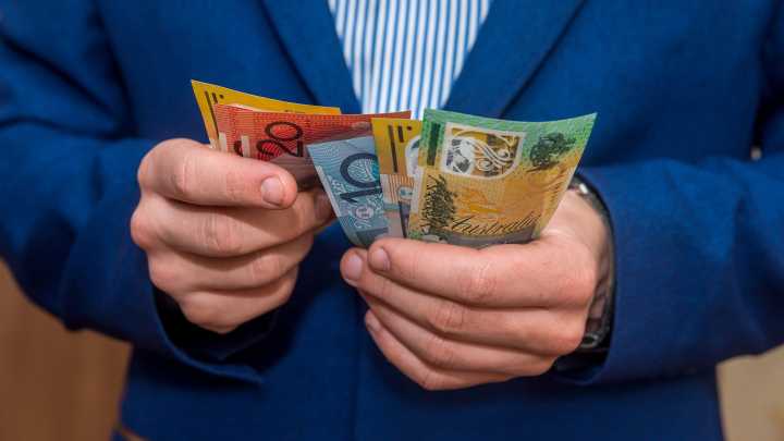 Illinois pay equity improves, but low-wage workers still fall behind