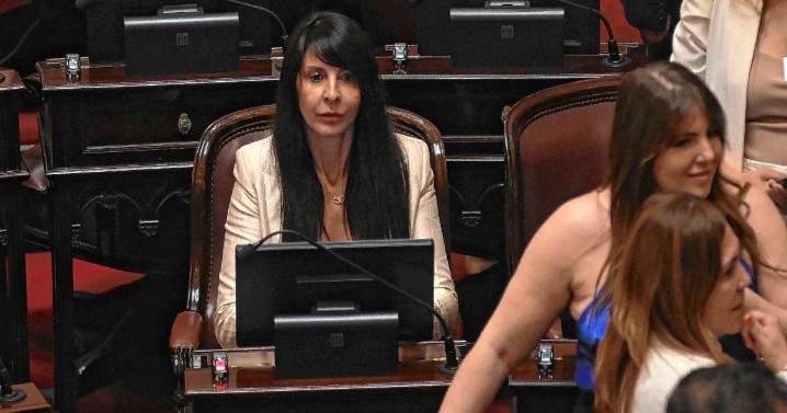 Lorena Villaverde finalmente no renuncia a Diputados, pero tampoco resigna su banca en el Senado