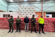 Hallan tractocamión con 61.080 bebidas hidratantes de contrabando