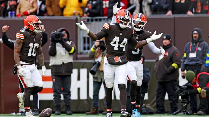 NFL picks for Week 14, score predictions, best bets today from self