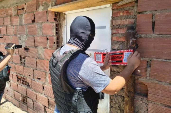 Clausuran otro kiosco narco en Plaza Huincul