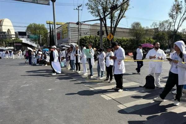 Exigen estudiantes de Medicina de IPN hacer servicio en CDMX