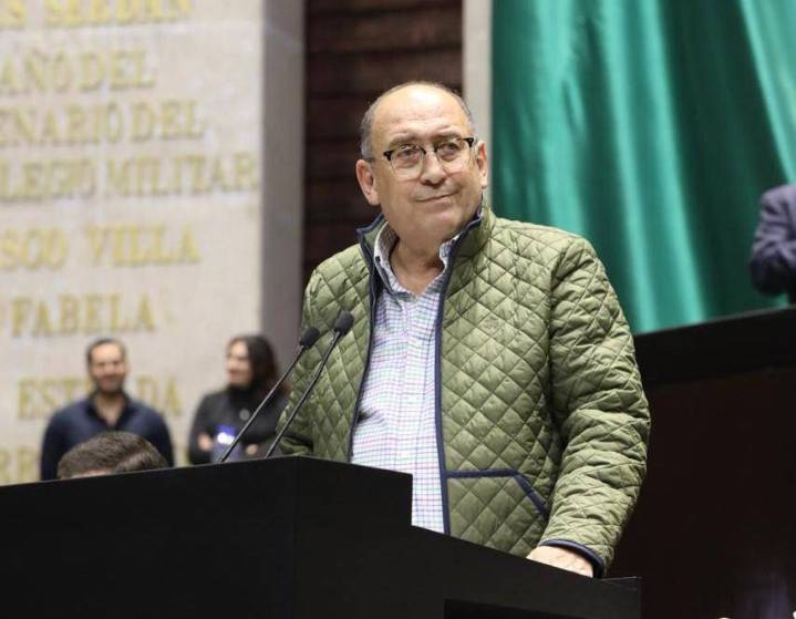 Rechazan propuesta para mejorar apoyos a internos y pasantes de medicina; PRI exige dignificar su labor