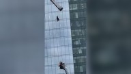 Limpiadores de ventanas quedaron colgados a 15 pisos del suelo