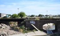 Internan a una nena que cayó al Canal Maldonado desde un puente ferroviario