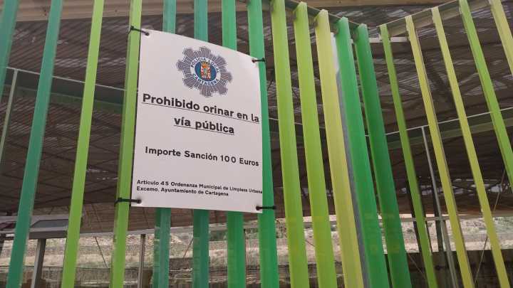 Orinar en la calle de Cartagena cuesta 100 euros de multa
