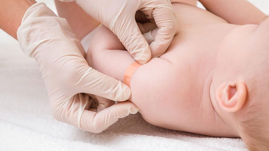 Recomiendan dejar de vacunar recién nacidos contra la hepatitis B