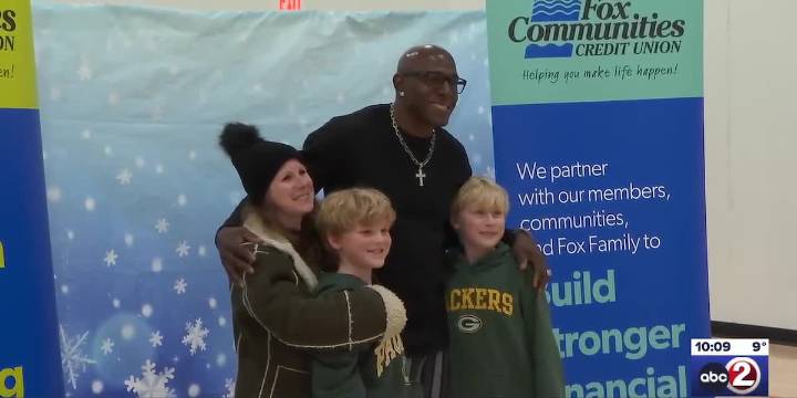 Packers legend Donald Driver helps families in need with food certificates
