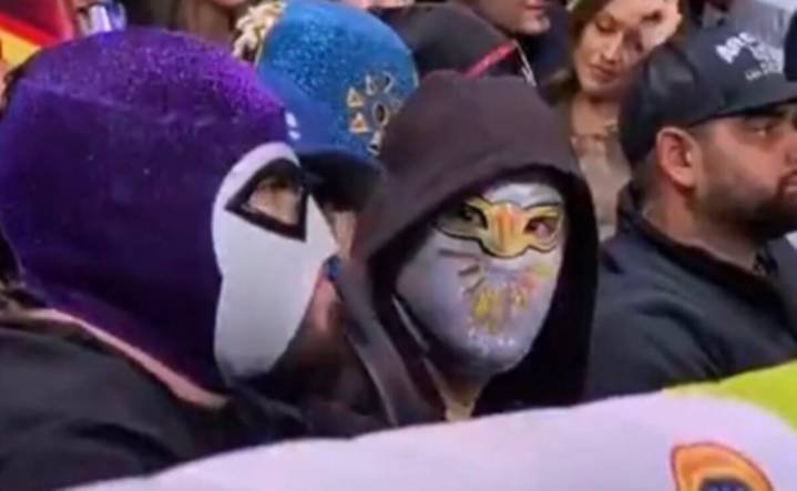 Bad Bunny se pone máscara y disfruta de la lucha libre en la Arena México previo a su primer concierto en la CDMX