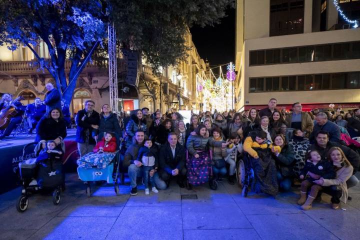 El espectáculo de luz y sonido deslumbra a los asistentes en el encendido de las luces navideñas en Albacete El alcalde Manuel Serrano y un grupo de niños encendieron las luces navideñas en Albacete, 