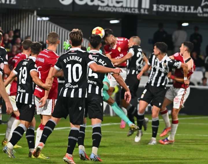 Deportes | El Murcia tiñe de grana el derbi regional en casa del Efesé, al que adelanta en la tabla