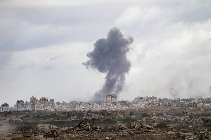 Un bombardeo israelí en Gaza causa la muerte de cuatro palestinos en un vehículo