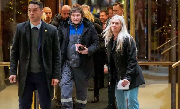 Milei llegó a Oslo con un mameluco de YPF para acompañar a Corina Machado en la entrega del Nobel de la Paz