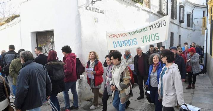El 'free tour' reivindicativo de los vecinos del Casco Histórico de Córdoba contra el turismo masivo, en imágenes