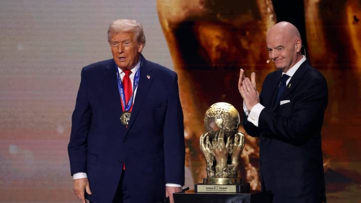 Infantino, acusado de romper la neutralidad política de FIFA por entregar el Premio de la Paz a Trump