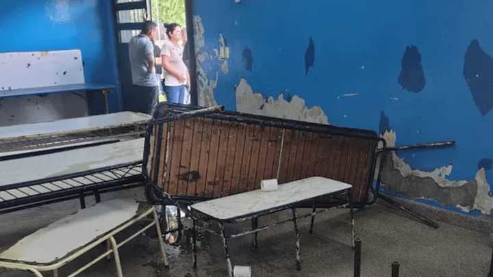 Una madre le arrojó mate cocido caliente a docentes y golpeó a una alumna