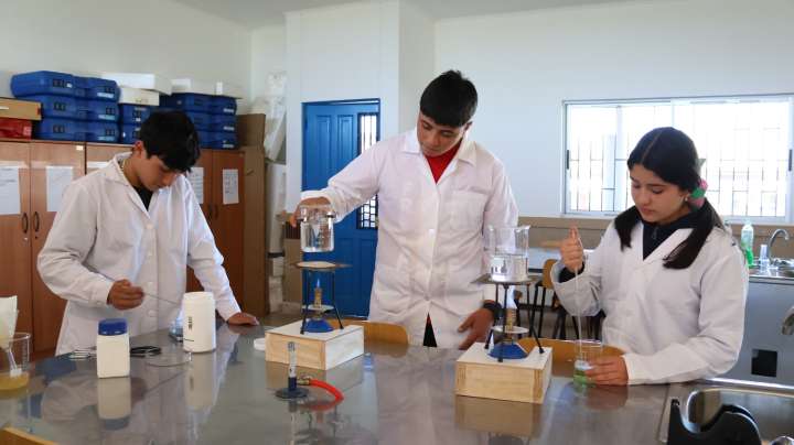 En moderno laboratorio de ciencias trabajaron este año alumnos de Liceo San Ignacio de Empedrado