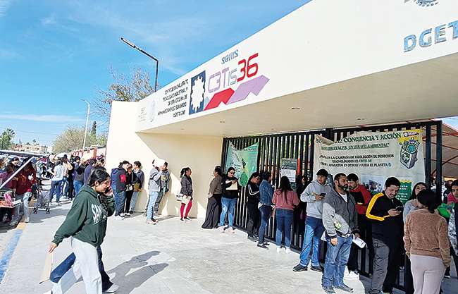 Forman jóvenes largas filas por beca