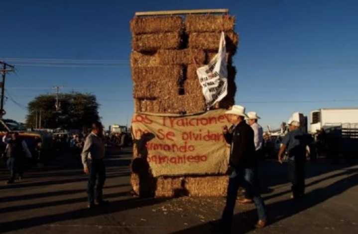 Estiman pérdidas de 100 millones de pesos diarios por bloqueo en garita Mexicali