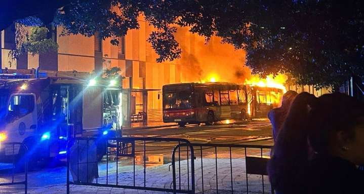 Arde un autobús Tussam de la línea C2 en la Cartuja con pasajeros, sin heridos