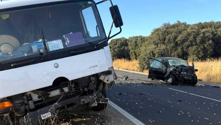 Muere un conductor tras una colisión entre un coche y un camión en carretera