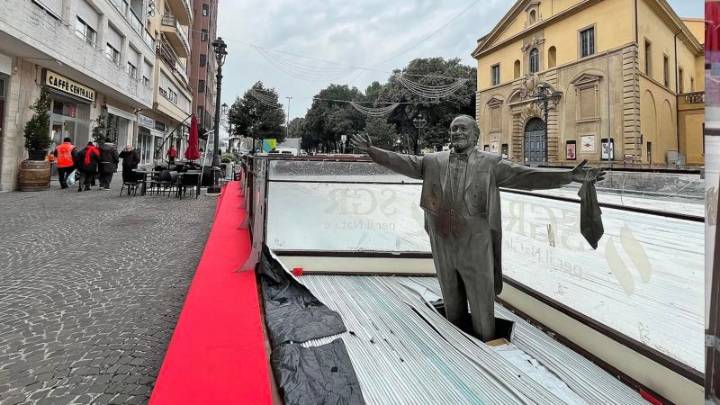 Estatua de Luciano Pavarotti atrapada en una pista de patinaje provoca indignación en Italia