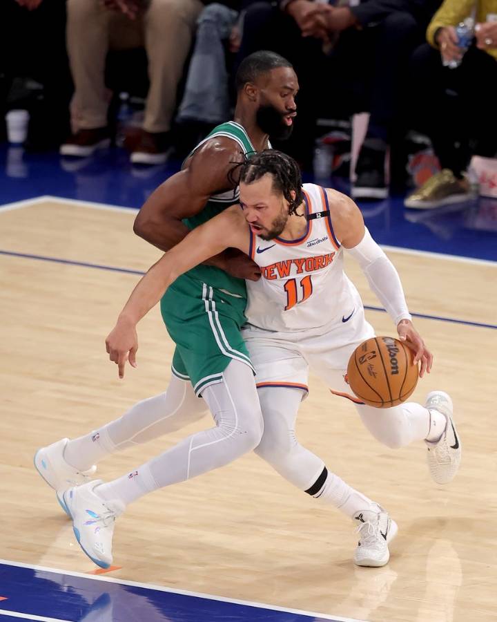 Deadspin | Jalen Brunson, Jaylen Brown face off in Knicks, Celtics clash