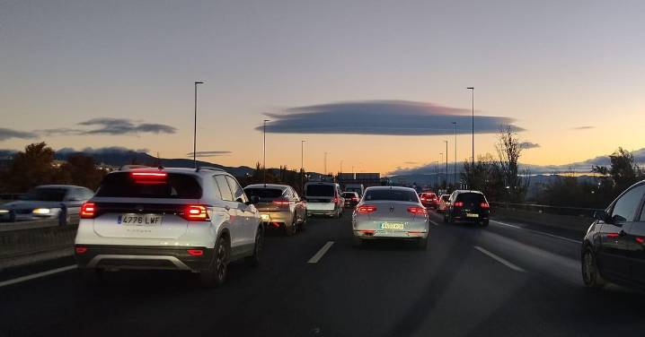 Dos accidentes colapsan el tráfico en la circunvalación de Granada