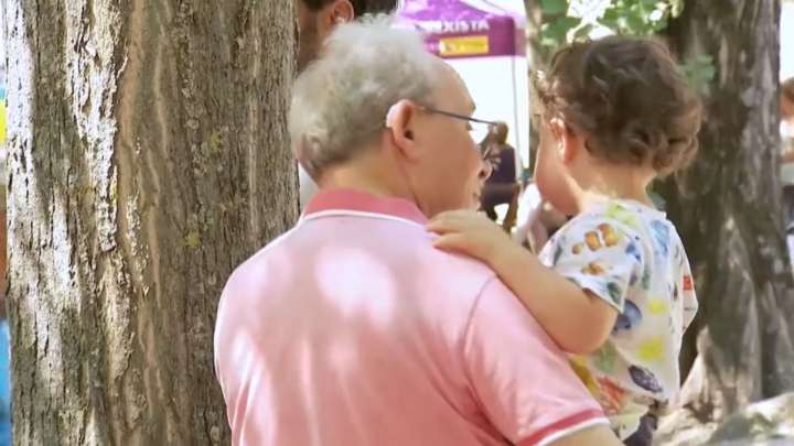 La Junta renueva las ayudas a la conciliación e incluye la contratación de abuelos para cuidar de sus nietos More