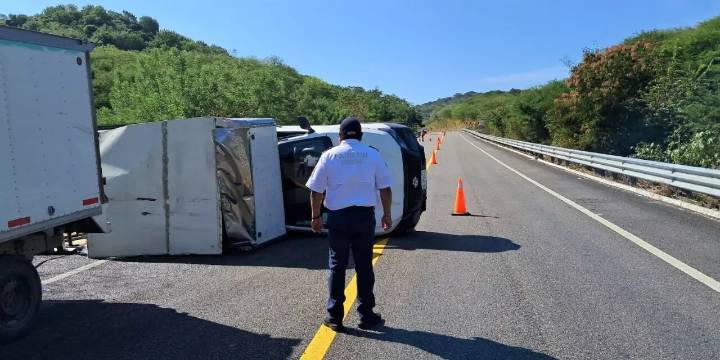 Volcadura en la autopista a Puerto Escondido reaviva dudas sobre seguridad vial en la zona
