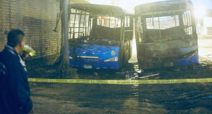 San Martín de Porres: extorsionadores incendian dos buses de línea La Estrella