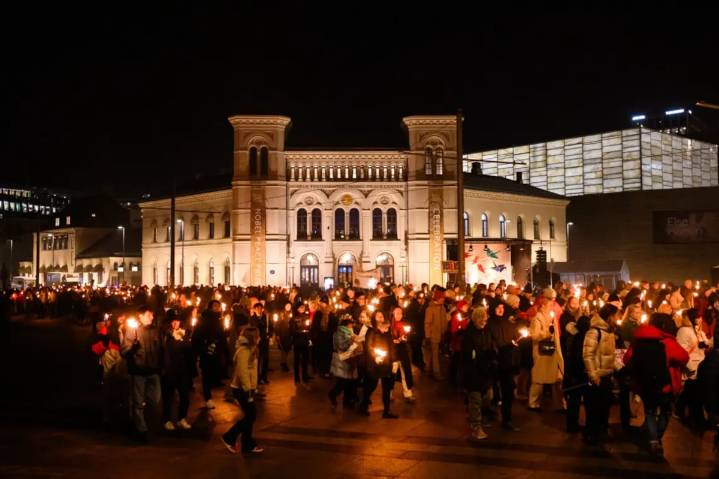 Los venezolanos que levantan sus antorchas para celebrar el Nobel a María Corina Machado