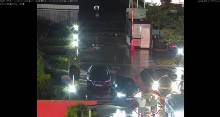 En una comitiva de dos coches, junto a los escoltas y a las 20.28: así llegó Mazón al Cecopi el día de la dana según los vídeos inéditos