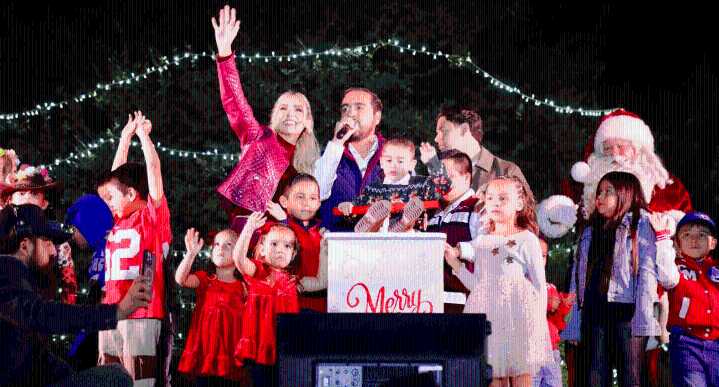 Celebran época navideña con encendido del Pino en Santa Catarina