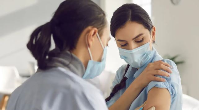 Llaman a la población a vacunarse contra la influenza para protegerse contra la “súper gripe”