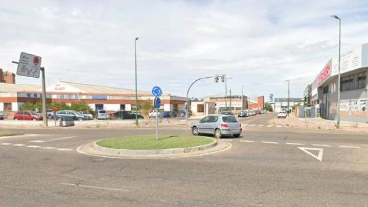 Herido un motorista tras un choque con un coche en el polígono de Argales